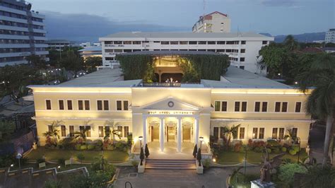 Mga Empleyado, Lokasyon, at Alumni ng Holy Angel University .